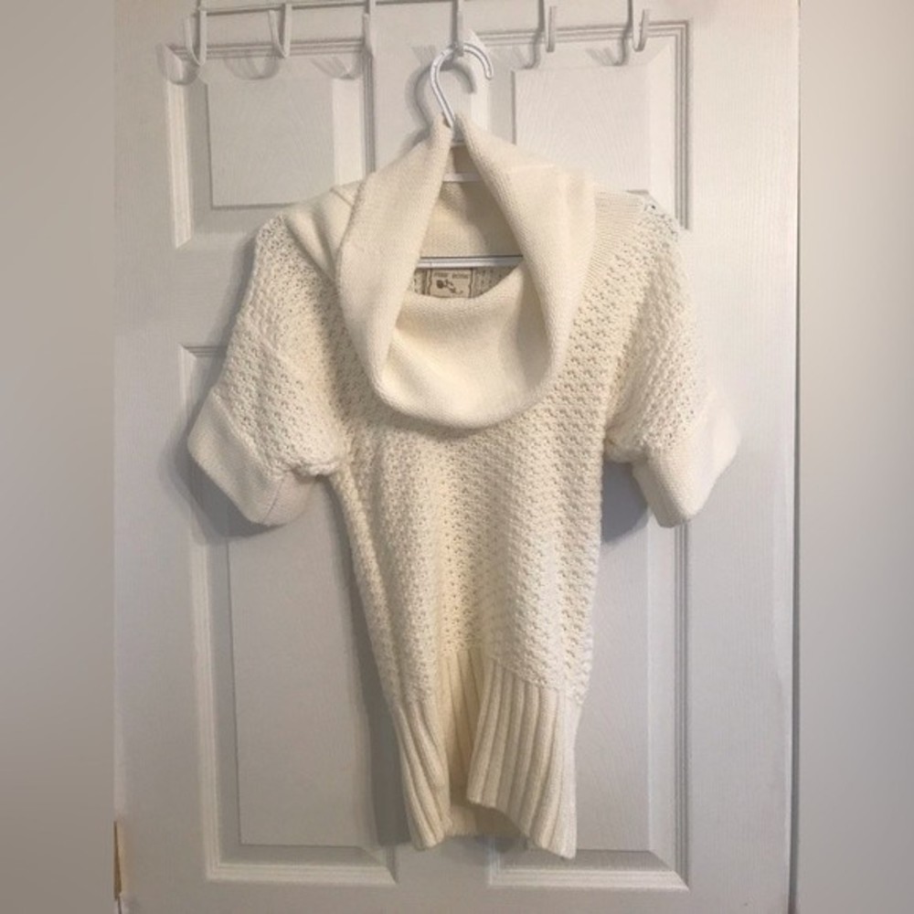 Super pretty cow neck short sleeve white sweater great condition